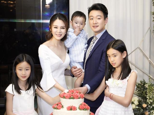 一畢業就「娶老師」！「恩愛11年零緋聞」老婆美得像少女  一家五口好甜：最成功師生戀