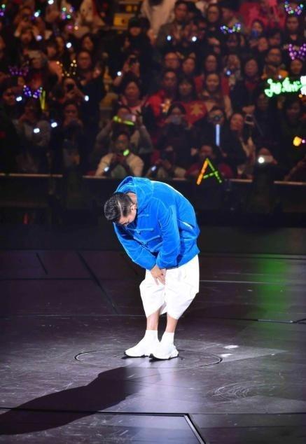 劉德華演唱會唱到一半突然取消，含淚鞠躬：真的唱不了，醫生叫我不要再唱！