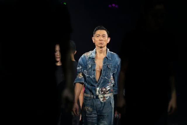 劉德華演唱會唱到一半突然取消，含淚鞠躬：真的唱不了，醫生叫我不要再唱！