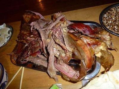 一頭豬在梁上掛了30年，變成「臭豬肉」，有人出價60萬購買    主人都不願意賣