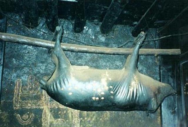 一頭豬在梁上掛了30年，變成「臭豬肉」，有人出價60萬購買    主人都不願意賣