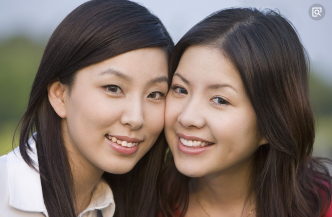 妹妹每次去姐姐家，都說姐夫「床底有人」，姐姐好奇撩起床墊，當場傻住！
