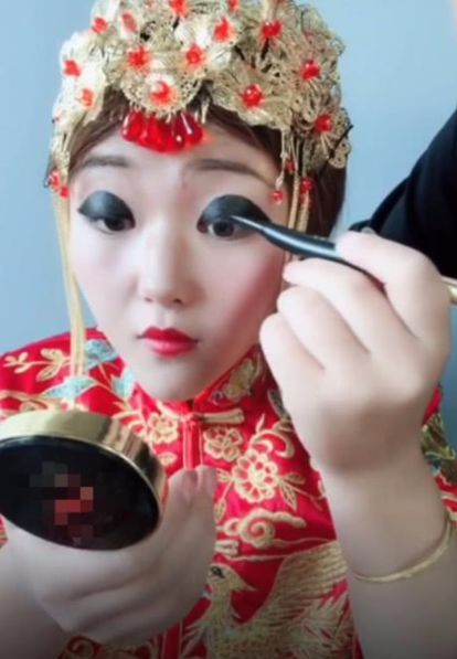 大喜之日！新娘幫自己畫「大熊貓眼線」嚇壞眾人　「睜開眼後反差」美翻全網：高手中的高手