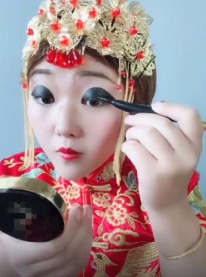 大喜之日！新娘幫自己畫「大熊貓眼線」嚇壞眾人　「睜開眼後反差」美翻全網：高手中的高手