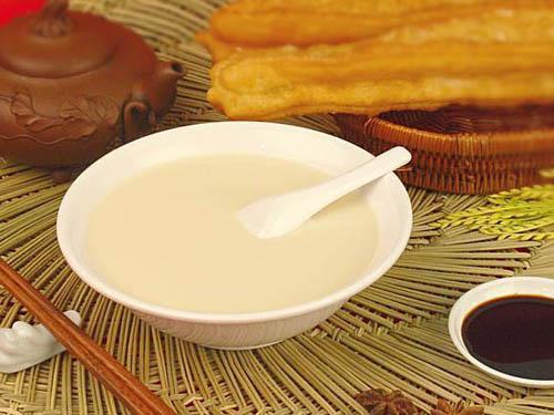 5歲兒子放學後去買雪糕卻「一去不回」，18年後因為「一杯豆漿」認出親媽！