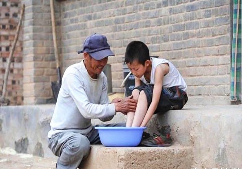 老父心寒提告「兒子每月只給200贍養」卻給乞丐2千　親友一面倒打臉「拿出父親遺照」法院：無理取鬧
