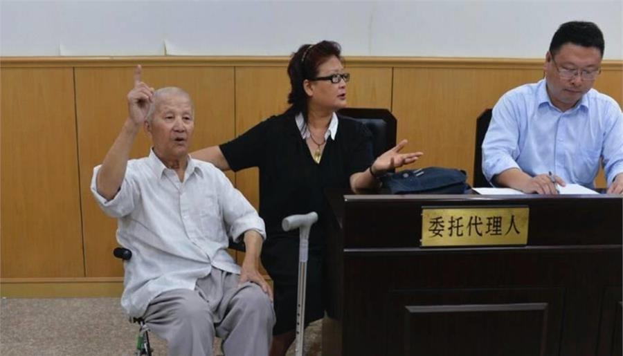 老父心寒提告「兒子每月只給200贍養」卻給乞丐2千　親友一面倒打臉「拿出父親遺照」法院：無理取鬧