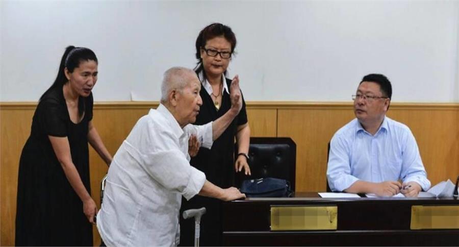 老父心寒提告「兒子每月只給200贍養」卻給乞丐2千　親友一面倒打臉「拿出父親遺照」法院：無理取鬧
