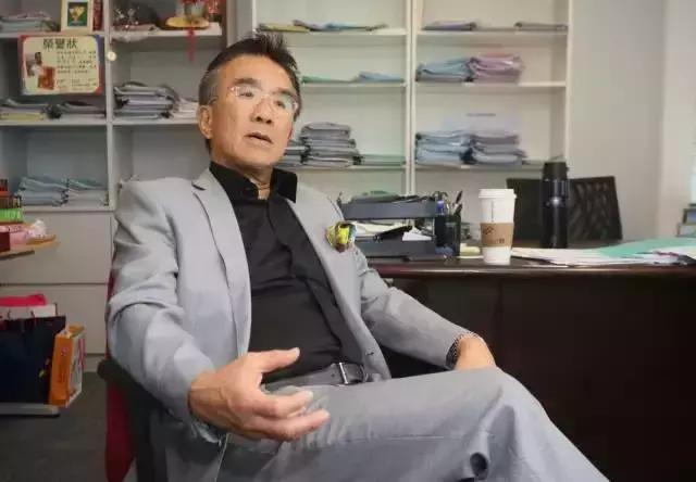真實版「香港富豪變形記」：擠在1坪的房間睡2天，說出的話讓大家沉默了！
