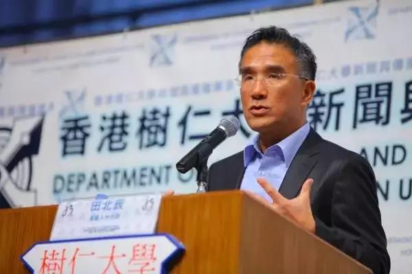 真實版「香港富豪變形記」：擠在1坪的房間睡2天，說出的話讓大家沉默了！