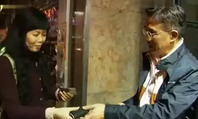 真實版「香港富豪變形記」：擠在1坪的房間睡2天，說出的話讓大家沉默了！