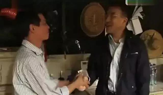 真實版「香港富豪變形記」：擠在1坪的房間睡2天，說出的話讓大家沉默了！
