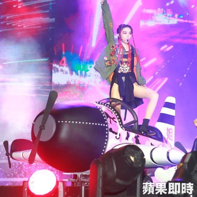 留在台灣還被嫌！謝金燕嗨唱跨年被嗆「早就看膩了」　她事後18字回應「同時宣布考慮退出」