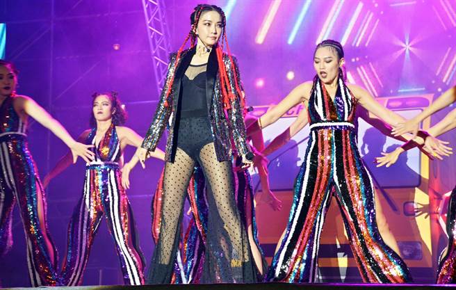 留在台灣還被嫌！謝金燕嗨唱跨年被嗆「早就看膩了」　她事後18字回應「同時宣布考慮退出」