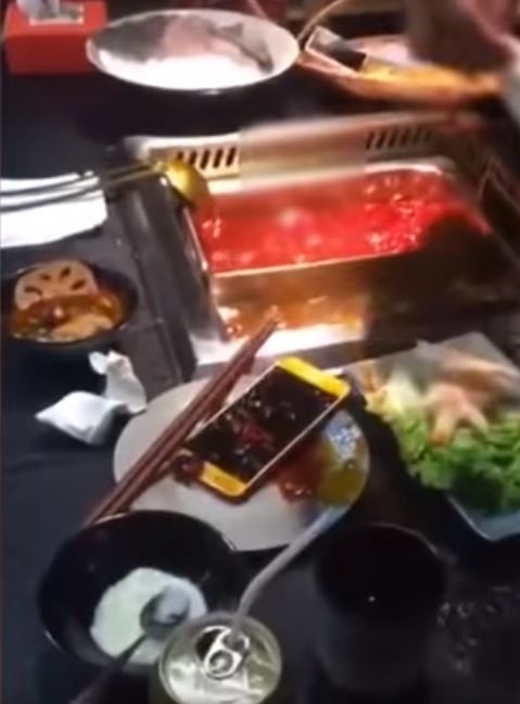 把女友當空氣！情侶吃鍋「男友狂滑手機」全程低頭　下秒「她1舉動神處罰」：終於抬頭了吧