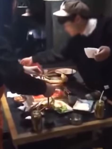 把女友當空氣！情侶吃鍋「男友狂滑手機」全程低頭　下秒「她1舉動神處罰」：終於抬頭了吧