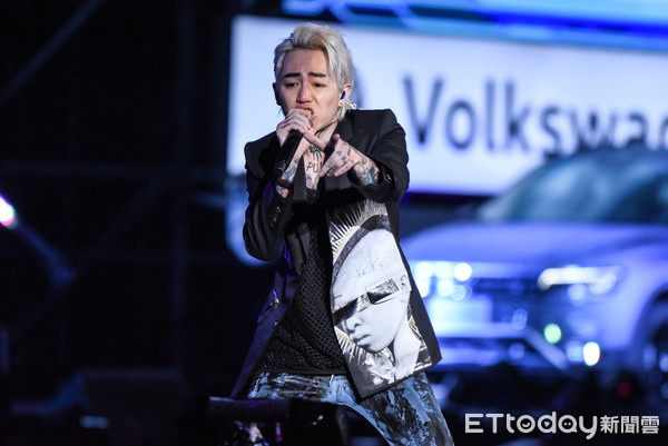 謝和弦跨年喊「我是台灣人....」還沒講完就被卡 柯文哲傻眼「 台灣人哪裡不對?」電視台出面回應