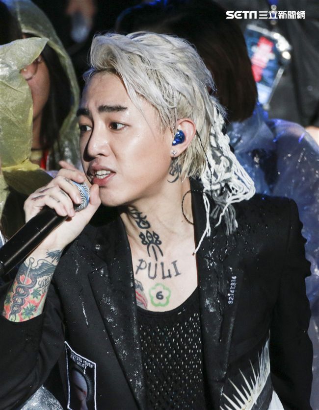 謝和弦跨年喊「我是台灣人....」還沒講完就被卡 柯文哲傻眼「 台灣人哪裡不對?」電視台出面回應