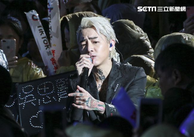 謝和弦跨年喊「我是台灣人....」還沒講完就被卡 柯文哲傻眼「 台灣人哪裡不對?」電視台出面回應