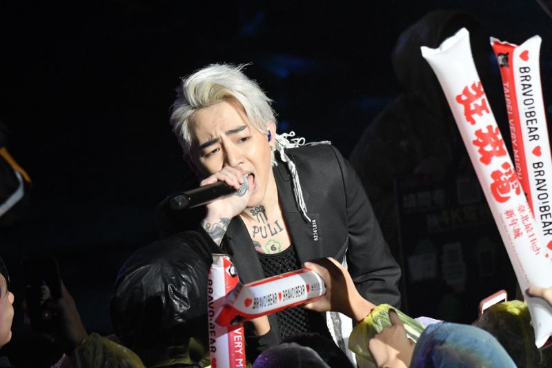 謝和弦跨年喊「我是台灣人....」還沒講完就被卡 柯文哲傻眼「 台灣人哪裡不對?」電視台出面回應