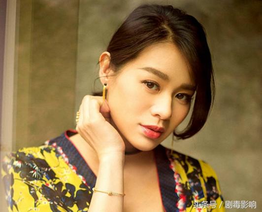 曾被評為「最難看港姐」！與影帝相戀8年分手「選擇平淡真愛」如今被老公當女兒寵