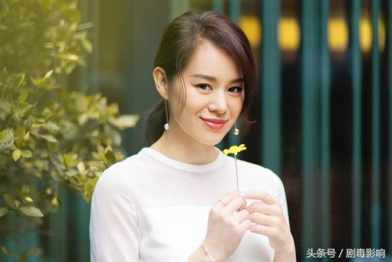 曾被評為「最難看港姐」！與影帝相戀8年分手「選擇平淡真愛」如今被老公當女兒寵