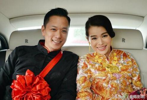 曾被評為「最難看港姐」！與影帝相戀8年分手「選擇平淡真愛」如今被老公當女兒寵