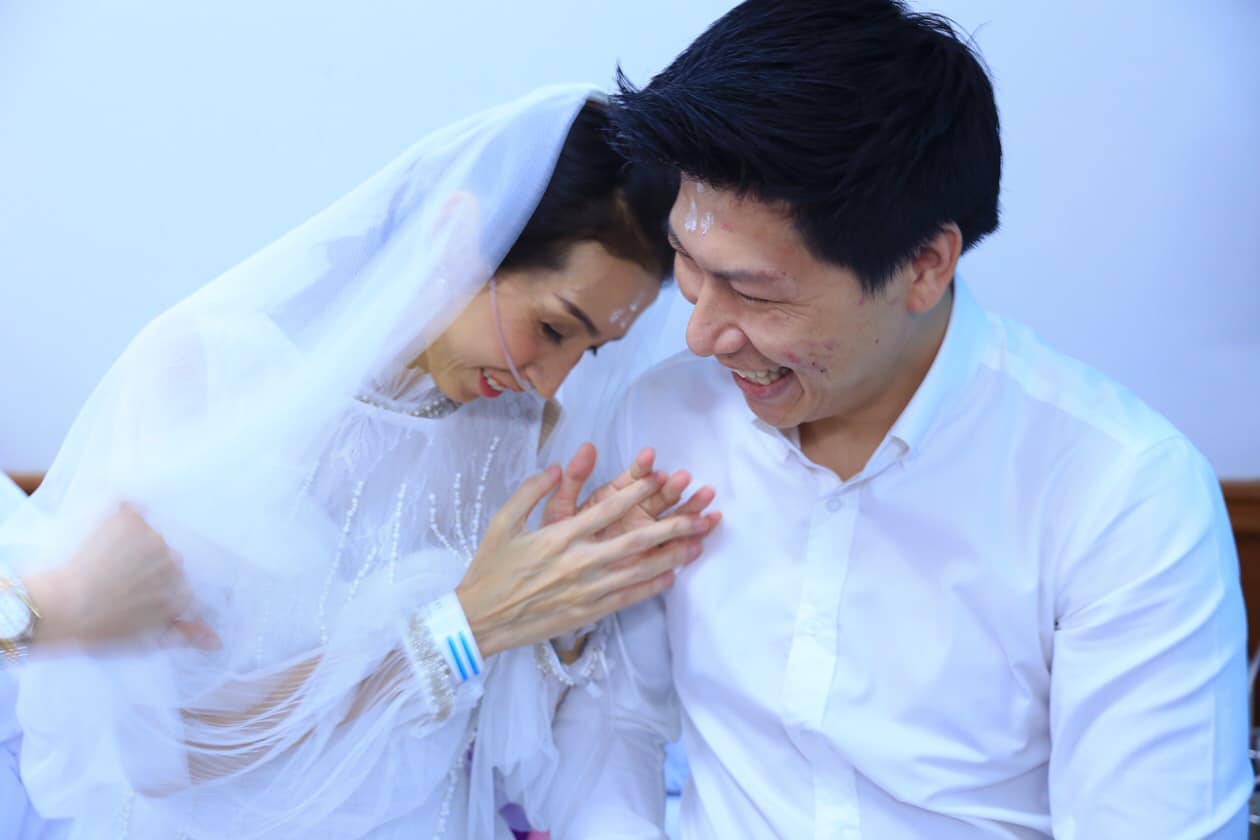 女友「重病不成人形」男友不離不棄！病房完婚淚喊「不要花太多時間生氣」感動萬人：有妳我別無所求