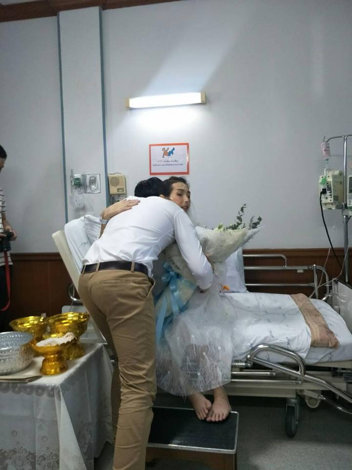 女友「重病不成人形」男友不離不棄！病房完婚淚喊「不要花太多時間生氣」感動萬人：有妳我別無所求