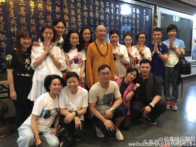 張智霖夫妻「上山拜佛留影」拉近一看顯神蹟　雲中見「觀音菩薩踏蓮降福」：太幸運了