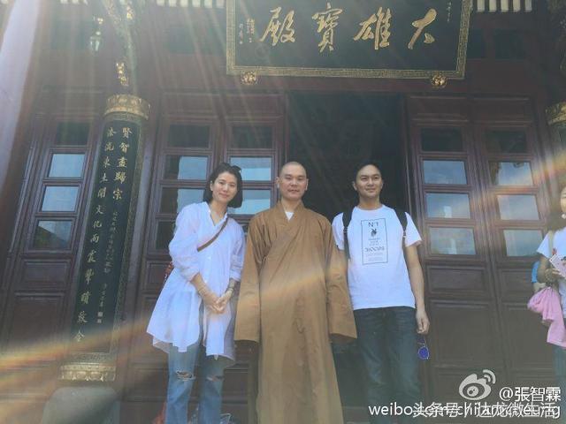 張智霖夫妻「上山拜佛留影」拉近一看顯神蹟　雲中見「觀音菩薩踏蓮降福」：太幸運了