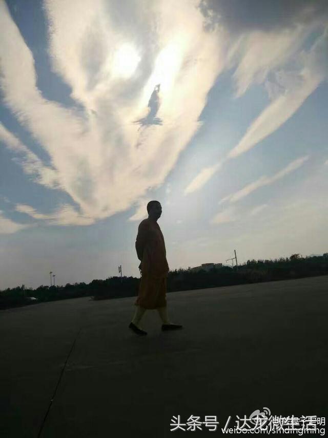 張智霖夫妻「上山拜佛留影」拉近一看顯神蹟　雲中見「觀音菩薩踏蓮降福」：太幸運了