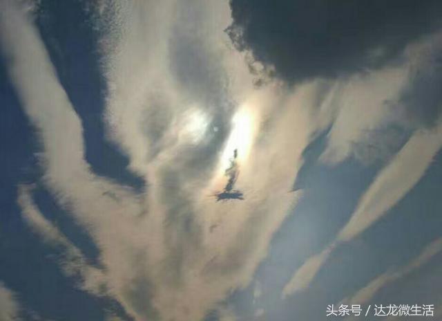 張智霖夫妻「上山拜佛留影」拉近一看顯神蹟　雲中見「觀音菩薩踏蓮降福」：太幸運了