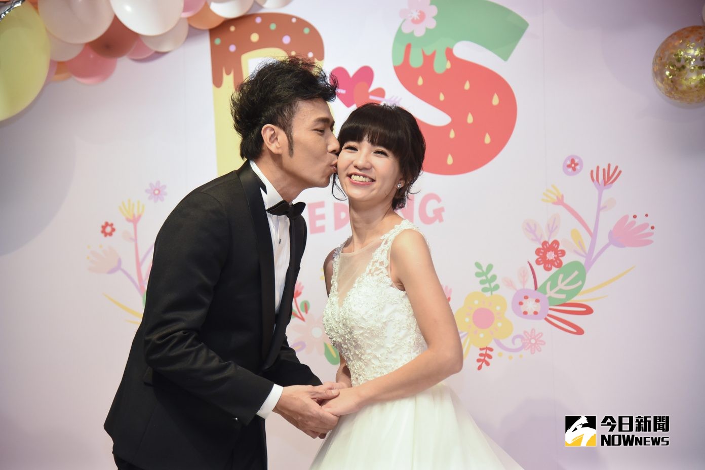 兒童界最大盛事!28位水果家族大合體網淚崩 香蕉哥哥大婚甜親草莓姐姐拼做人:小孩越多越好