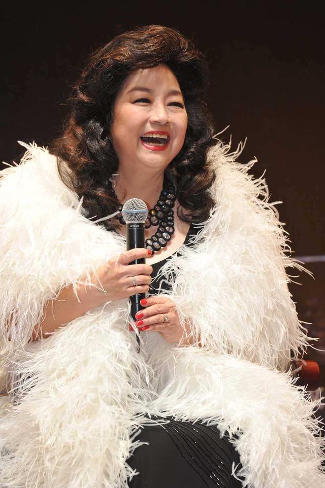69歲女星曾「讓春晚破例」 為國籍放棄婚姻！  如今獨身無子連周潤發都想養她