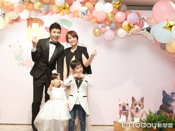 兒童界最大盛事!28位水果家族大合體網淚崩 香蕉哥哥大婚甜親草莓姐姐拼做人:小孩越多越好