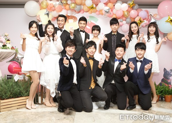 兒童界最大盛事!28位水果家族大合體網淚崩 香蕉哥哥大婚甜親草莓姐姐拼做人:小孩越多越好