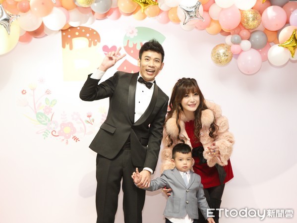 兒童界最大盛事!28位水果家族大合體網淚崩 香蕉哥哥大婚甜親草莓姐姐拼做人:小孩越多越好