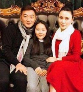 「26歲拿影后」嫁給演員丈夫淡圈　老公出道31年無緋聞「被寵成公主般」