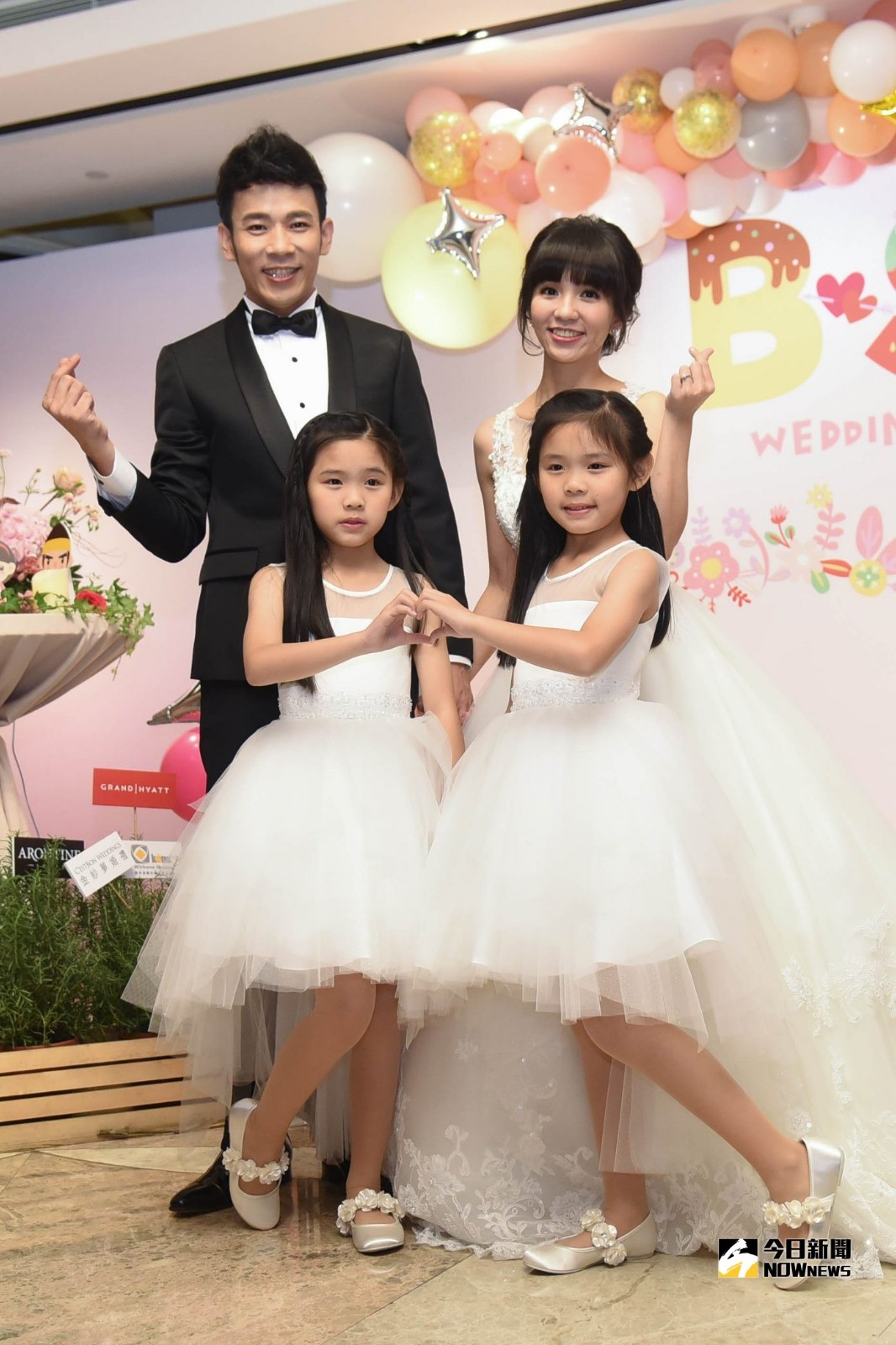 兒童界最大盛事!28位水果家族大合體網淚崩 香蕉哥哥大婚甜親草莓姐姐拼做人:小孩越多越好