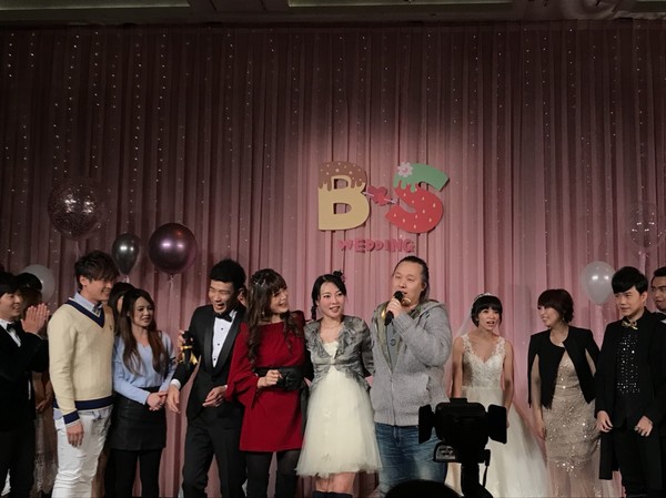 兒童界最大盛事!28位水果家族大合體網淚崩 香蕉哥哥大婚甜親草莓姐姐拼做人:小孩越多越好