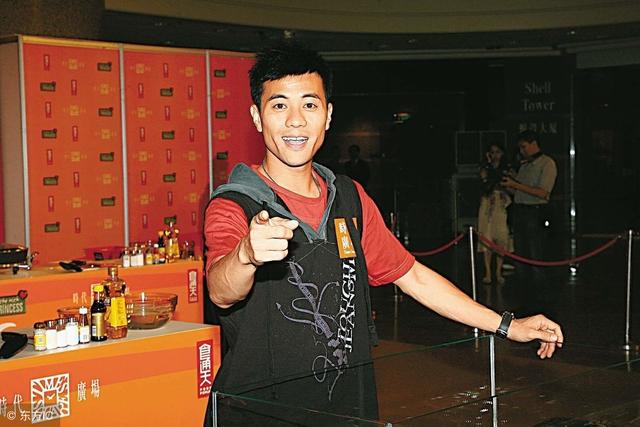 他是香港一線歌手   為「重病妻」放棄事業！四處奔波籌醫藥費 曾崩潰大哭：不願再送她進手術室