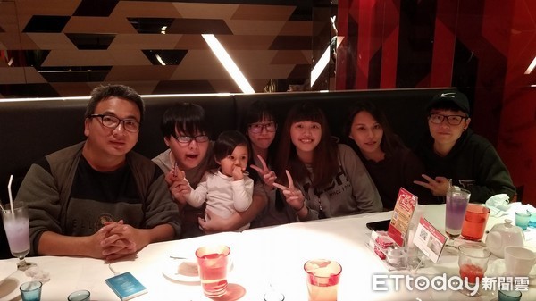 女友走了留下四個女兒...李基銘「獨自撫養8年」！45歲「當單親阿公」好幸福：沒有血緣卻更親