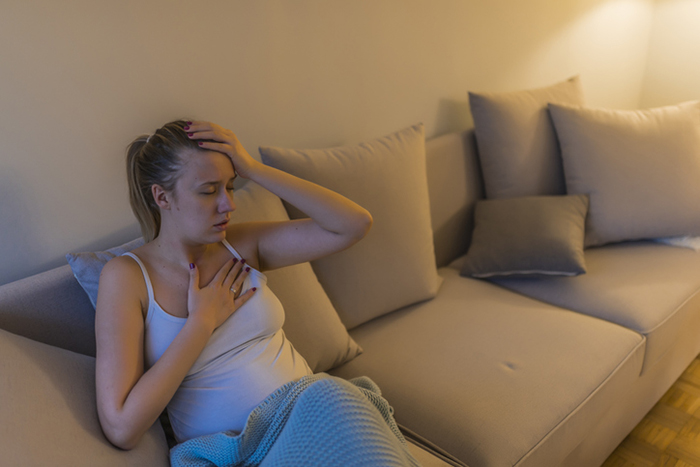 上吐下瀉請病假！主管暴怒：立刻來上班　她硬撐到公司「在桌上留下最精彩復仇」網友拍手叫好