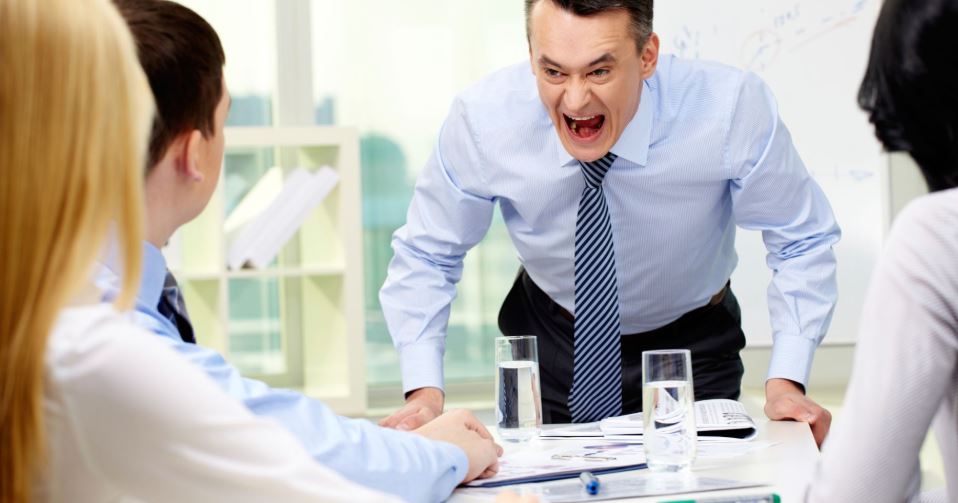 上吐下瀉請病假！主管暴怒：立刻來上班　她硬撐到公司「在桌上留下最精彩復仇」網友拍手叫好