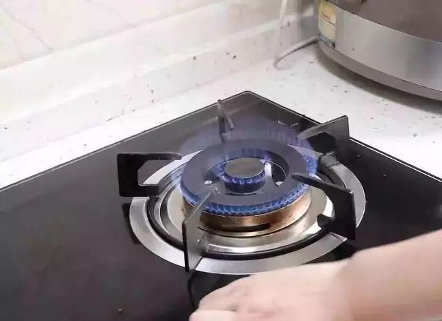 瓦斯爐有個「小機關」用牙籤戳一下！每月省下一半瓦斯費