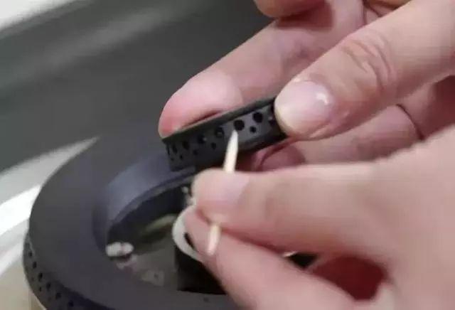 瓦斯爐有個「小機關」用牙籤戳一下！每月省下一半瓦斯費