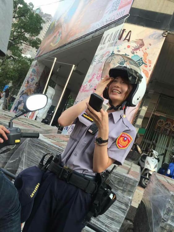 違規男「被甜美女警攔查」金句開撩：心在燃燒熄不了火！　女警笑開懷「超美本尊被神出」網友戀愛❤