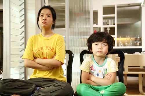 她牽4歲弟弟路過「小情侶放閃對話超尷尬」　正想走「弟弟超真性情回話」飆破5千讚：小孩不會說謊！