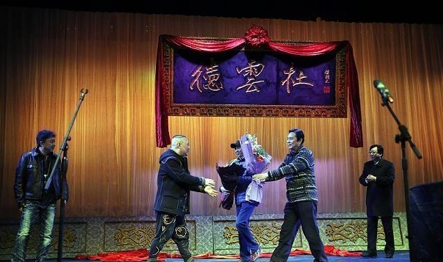 她不顧家人反對下嫁郭德剛！賣車替丈夫事業應急 走過貧窮被「視如珍寶捧手心」